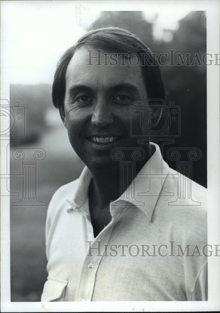 1986 Press Photo Auburn University Golfing Coach Mike Griffin Poses On Course- Historic Images