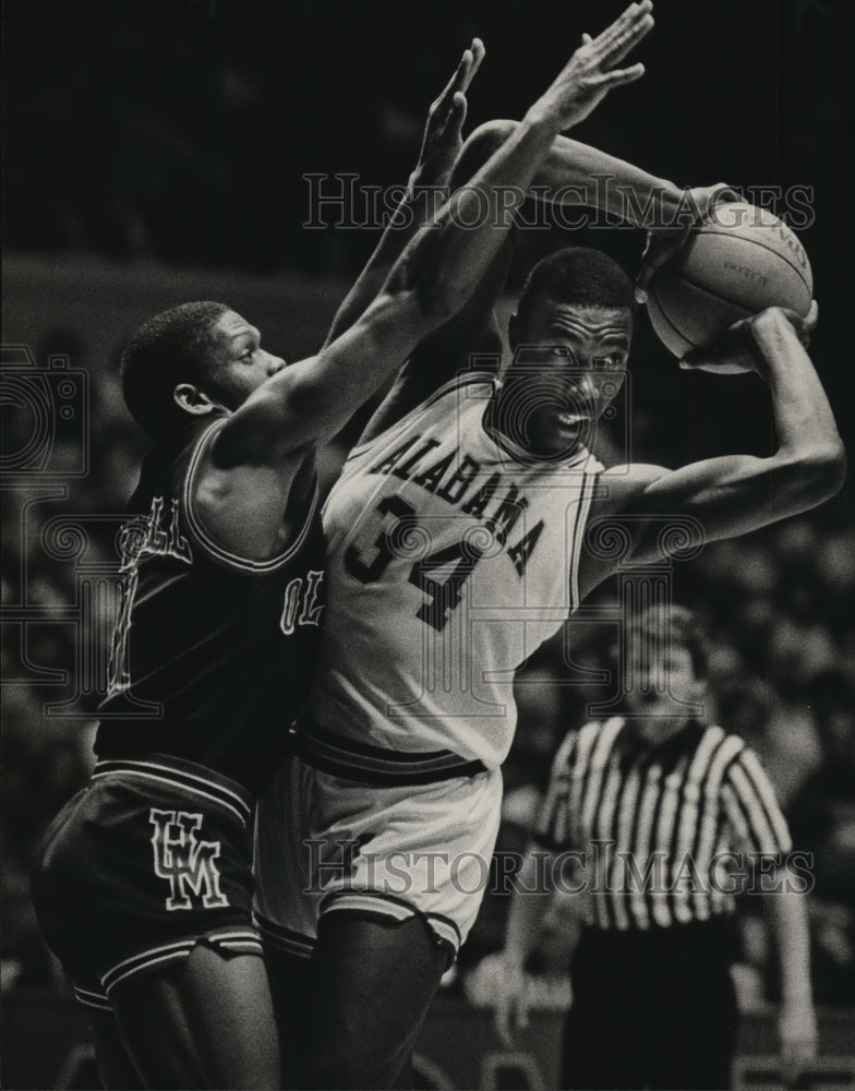 1984 Press Photo Mississippi&#39;s Dowell Guards Alabama Basketball&#39;s Bobby Lee Hurt - Historic Images