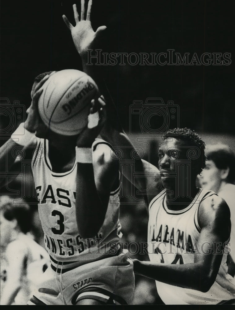 1984 Press Photo East Tennessee&#39;s Hildebrand Has Basketball From Alabama&#39;s Hurt - Historic Images