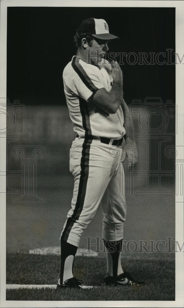 1985 Press Photo Birmingham Barons&#39; Baseball Manager Jerry Grote Flashing Signs- Historic Images