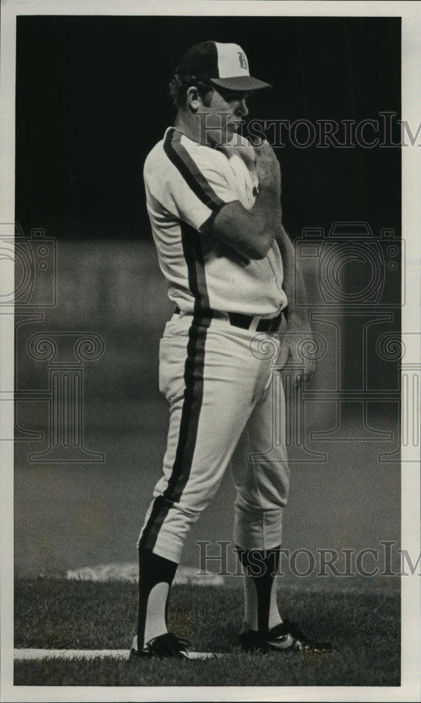 1985 Press Photo Birmingham Barons' Baseball Manager Jerry Grote Flashing Signs- Historic Images