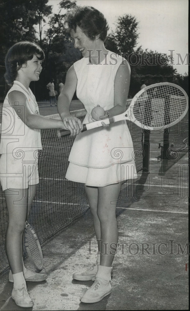 1982 Press Photo Mrs.Vivian Herren Teaching Tennis Grip To Allison Lankford- Historic Images