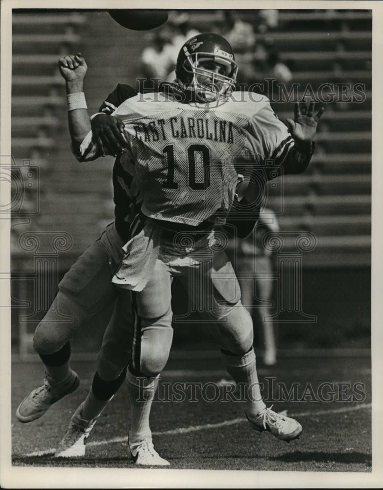 1986 Press Photo East Carolina&#39;s Libretto Sacked By Auburn&#39;s Bruce In Football- Historic Images