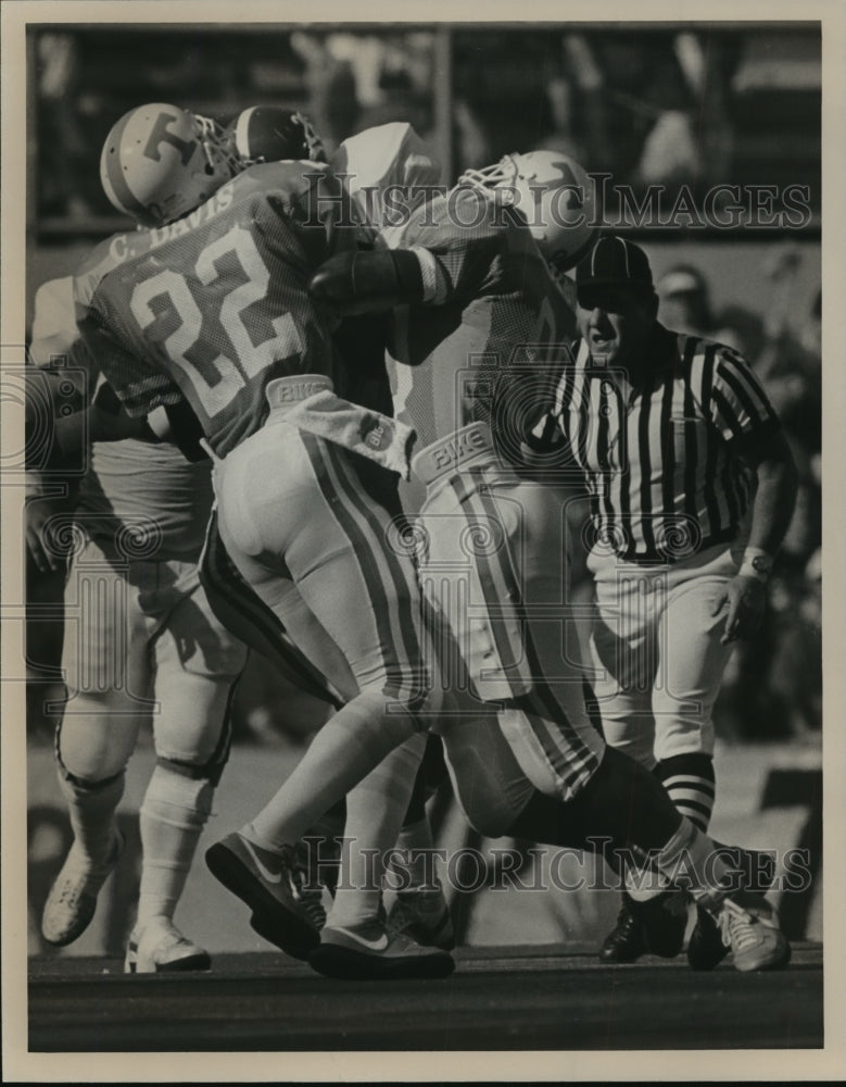 1986 Press Photo Tennessee&#39;s Davis, Hendrix Tackle Alabama Football&#39;s Humphrey- Historic Images