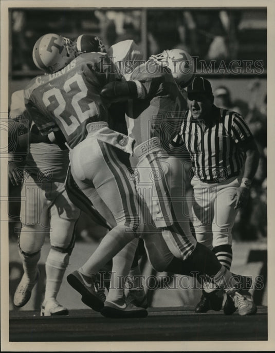 1986 Press Photo Tennessee's Davis, Hendrix Tackle Alabama Football's Humphrey- Historic Images