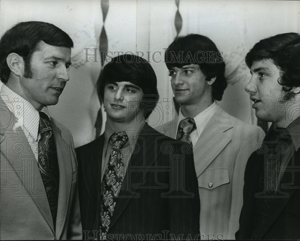 1972 Samford Football Coach Wayne Grubb And Carroll High Cavaliers - Historic Images