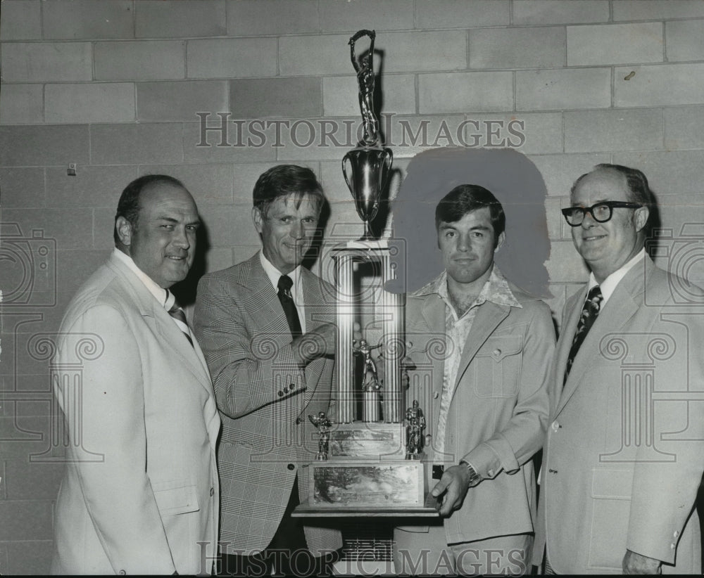 1976 Press Photo Minor&#39;s Principal Ward And Coach Halladay Hold Football Trophy - Historic Images