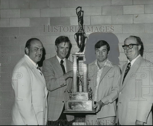 1976 Press Photo Minor's Principal Ward And Coach Halladay Hold Football Trophy - Historic Images