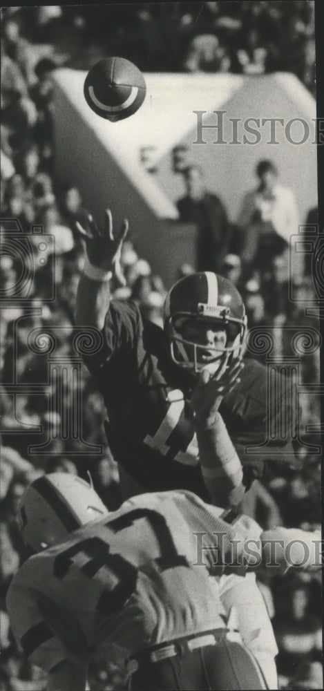 1977 Press Photo Alabama Football Quarterback Throws To Alabama 20 Yard Line- Historic Images