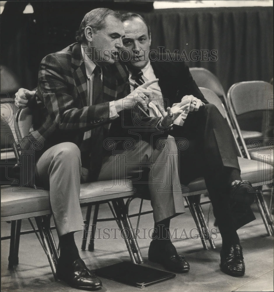 1987 Press Photo Basketball Coaches Wimp Sanderson And Dale Brown Before Game - Historic Images