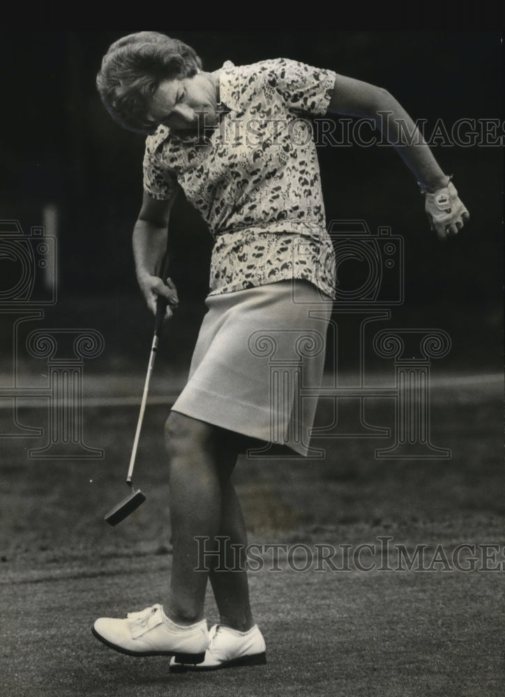 1972 Golfer Marilyn Smith Putting At Birmingham Centennial Classic - Historic Images
