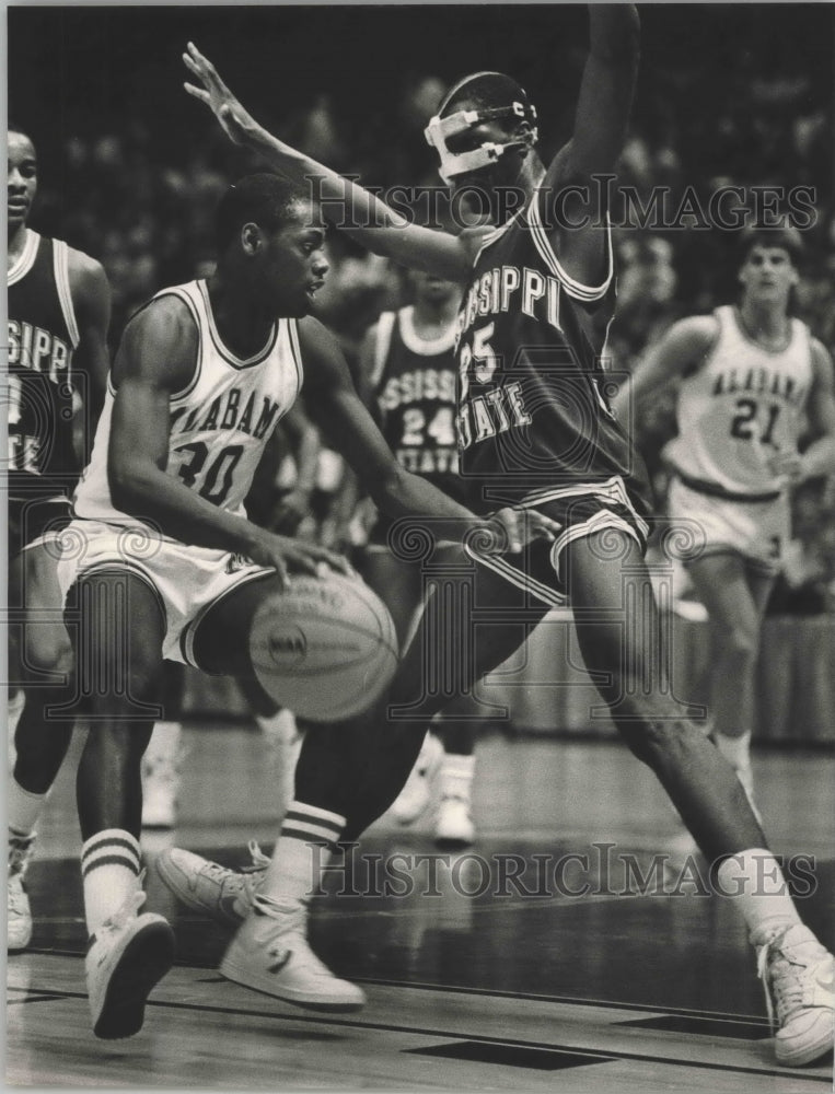 1985 Press Photo Alabama's Coner, Mississippi State's Robinson Play Basketball- Historic Images