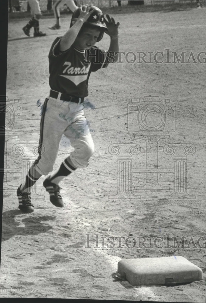 1980 Press Photo Tarrant Little League Baseball Player Chris Smith Runs To First - Historic Images