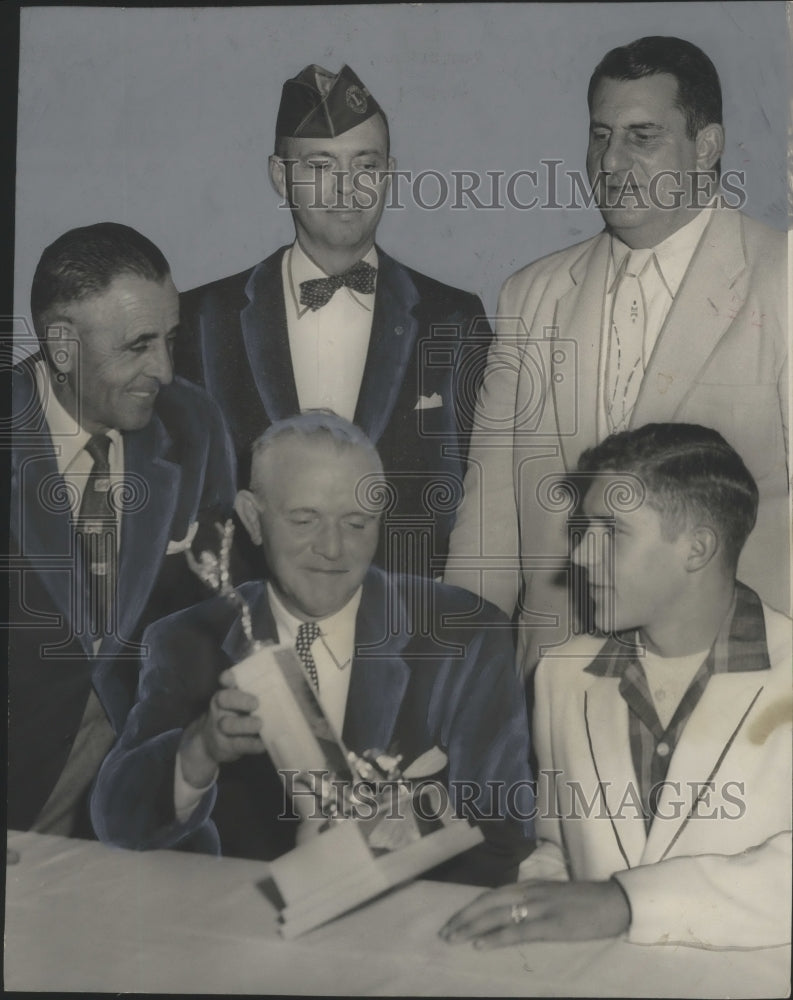 1956 Press Photo Hewitt-Trussville High&#39;s Most Valuable Football Player Melton - Historic Images