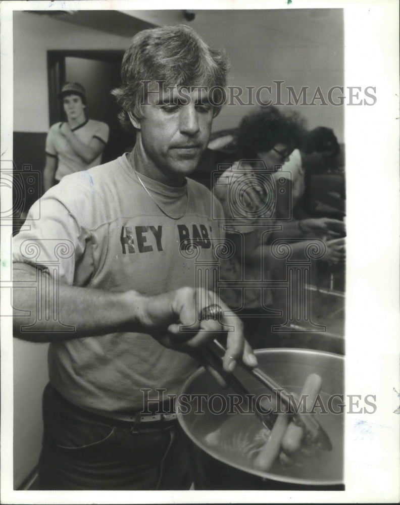 1981 Press Photo Midfield High Bill Sparks In Barons Baseball Concessions - Historic Images