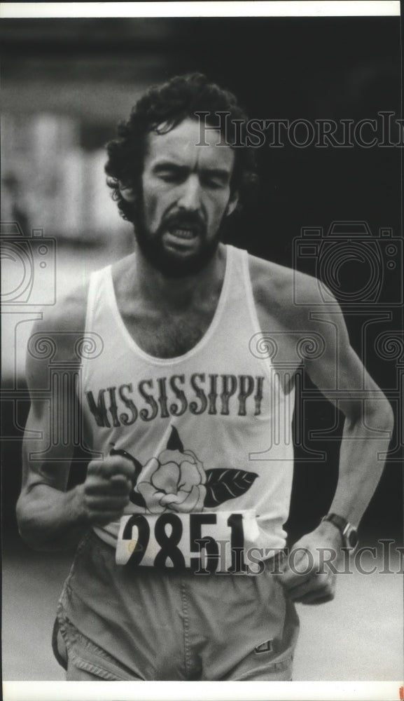 1979 Press Photo Birmingham News Vulcan Run Contestant Struggling Through Race- Historic Images