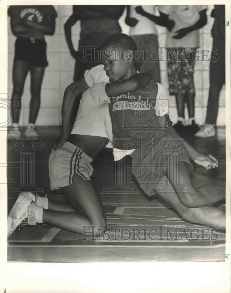 1987 Agua Morgan Of Woodlawn And Eric Layton Of Pratt City Wrestle - Historic Images