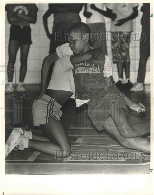 1987 Agua Morgan Of Woodlawn And Eric Layton Of Pratt City Wrestle - Historic Images