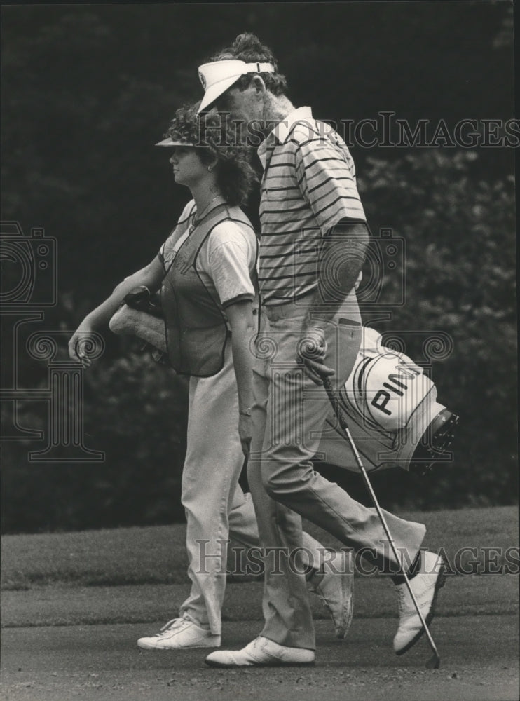 1984 Press Photo Pompano Beach&#39;s Maria King Caddying For Golfer Dad Jim King- Historic Images