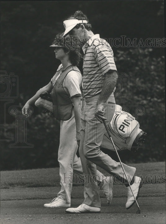 1984 Press Photo Pompano Beach's Maria King Caddying For Golfer Dad Jim King- Historic Images