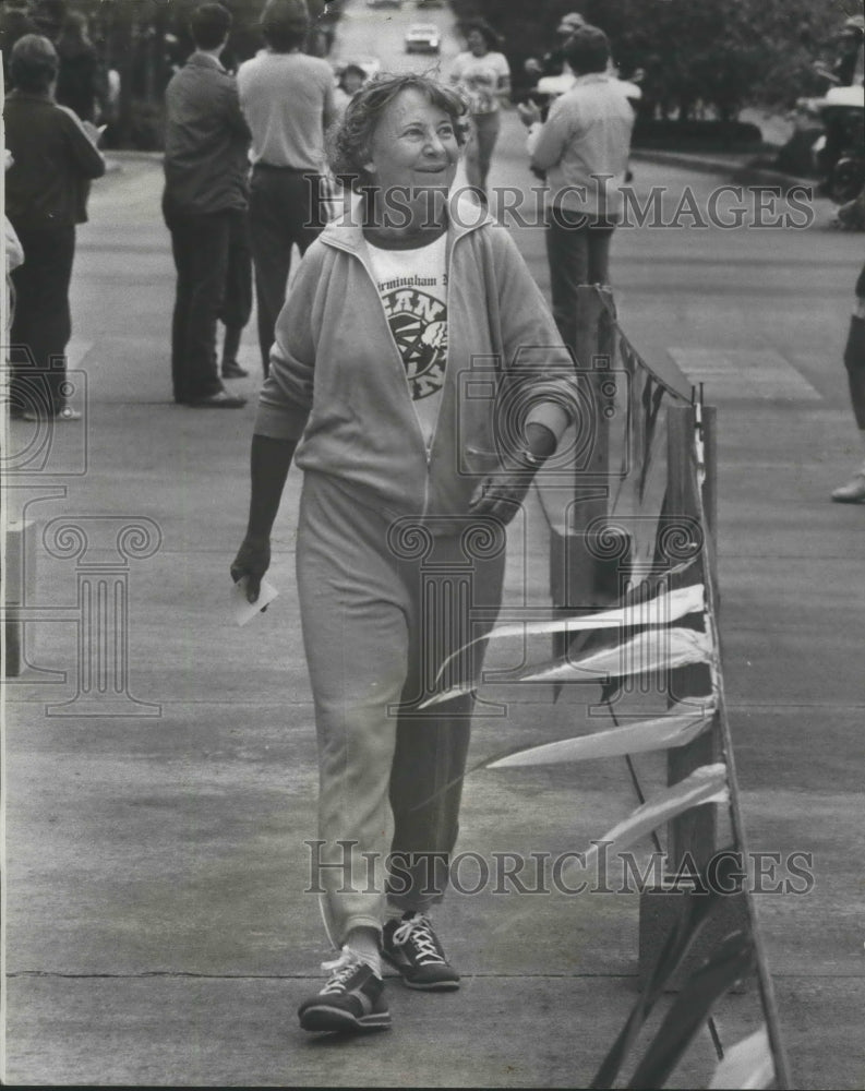 1977 Vulcan Run 512th Place Finisher 70-Year-Old Miss Paz Plecher - Historic Images