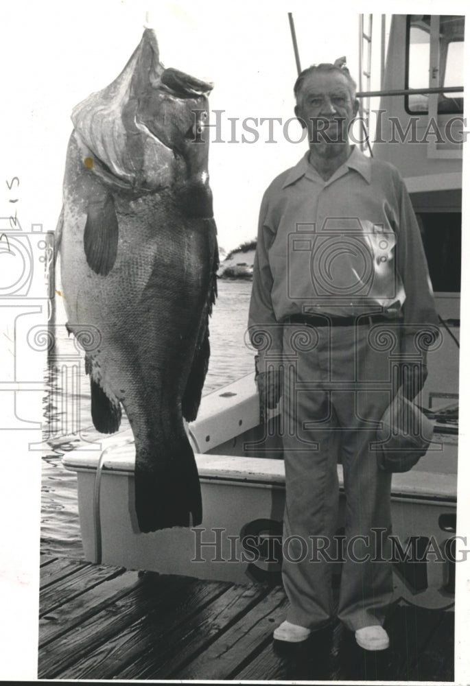 1986 Press Photo Fisherman Alfred T. Newell Jr. Stands With Huge Fish He Caught- Historic Images