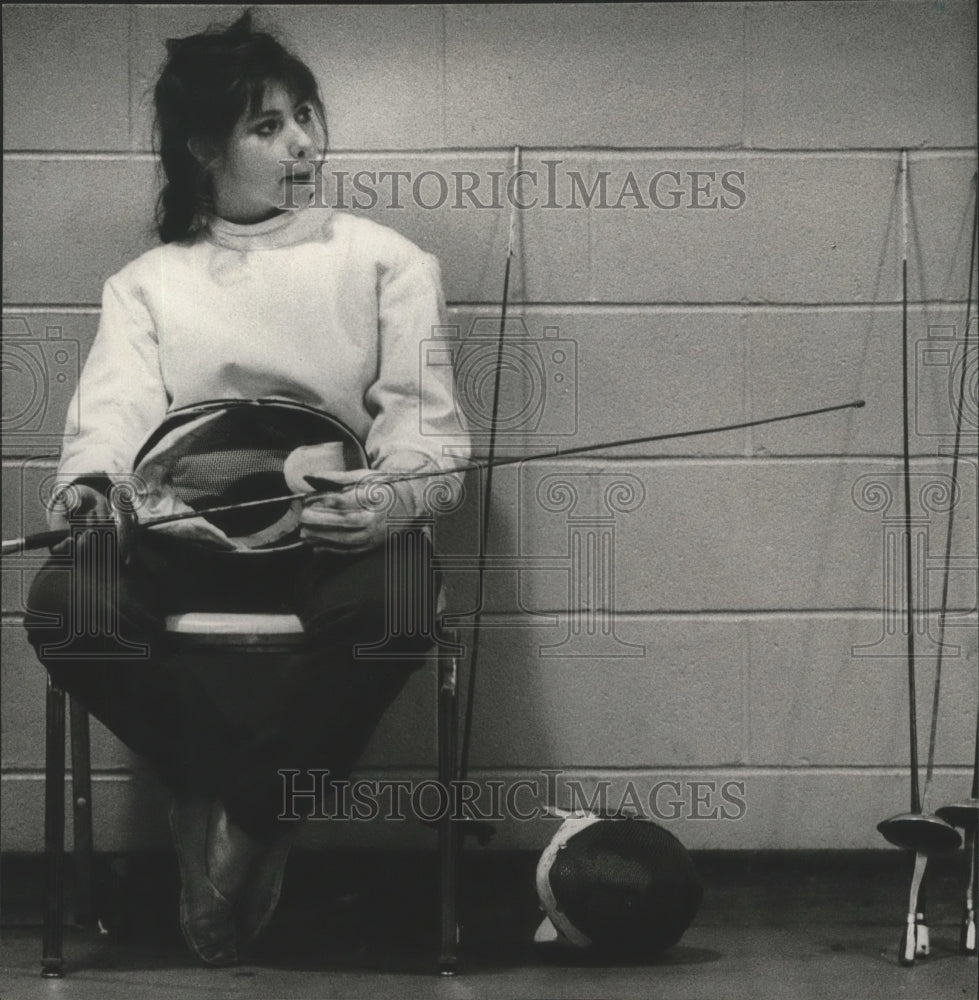 1987 Press Photo Lady Fencer Kristen Lowry Takes A Break From The Fencing Action - Historic Images