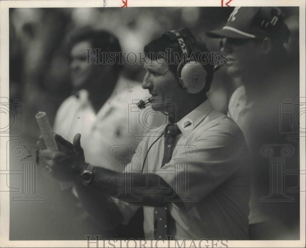 1984 Press Photo Alabama Head Football Ray Perkins Applauds On Sidelines- Historic Images