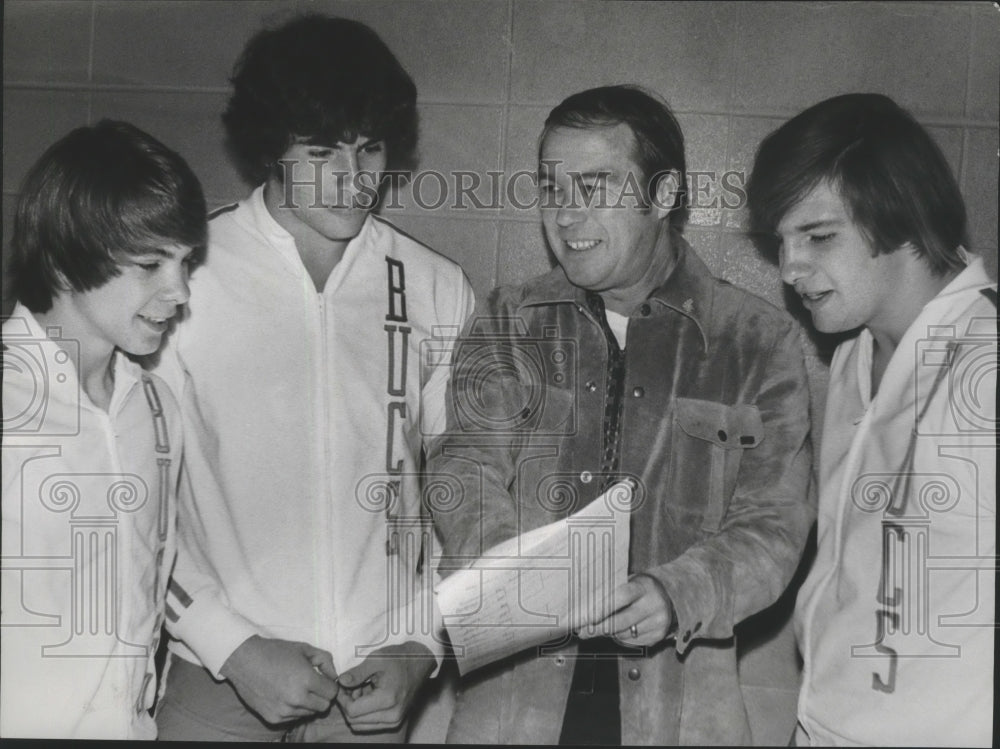 1975 Press Photo Berry Alabama High Wrestling Coach Joe Perkins With Wrestlers - Historic Images