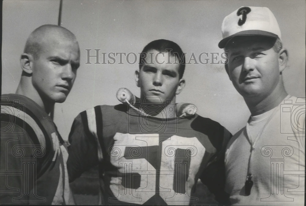 1962 Press Photo Phillips High Football Players Lewis And Prescott, Coach Nail - Historic Images