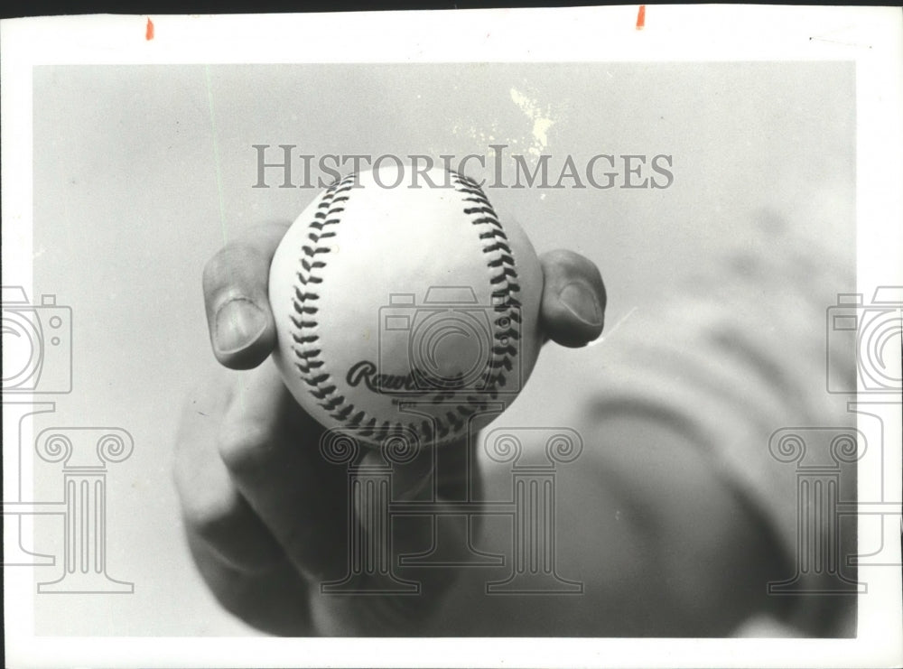 1981 Press Photo Demonstration Of How To Hold A Baseball To Throw A Fork Ball- Historic Images