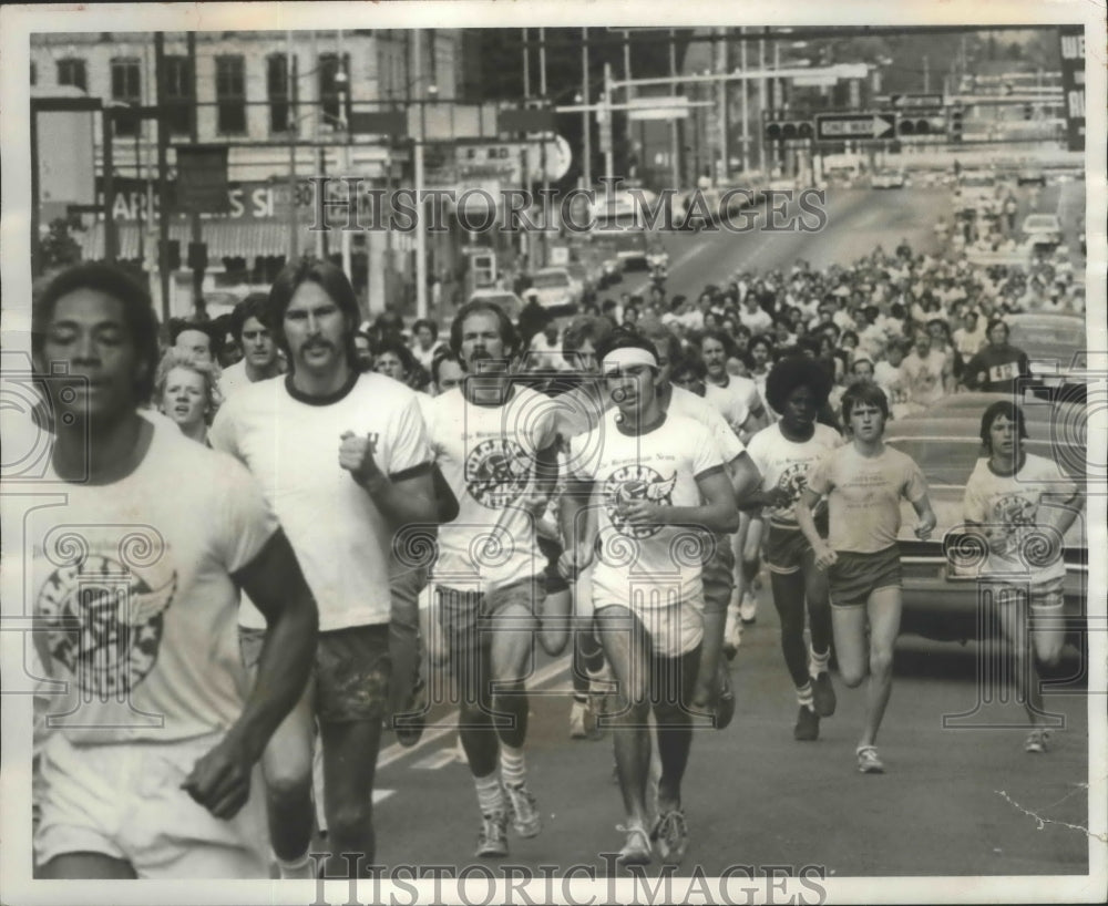 1977 Press Photo Runners Climb Hill During Vulcan 10K Run In Birmingham Alabama- Historic Images