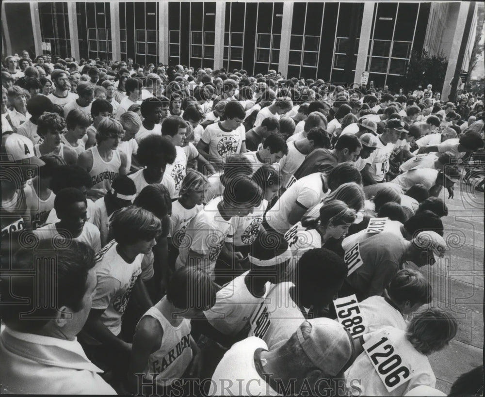 1977 Press Photo Entries Clog The Start Of The Vulcan Run 2-Mile Competition- Historic Images