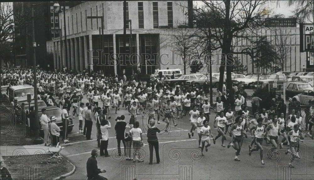 1977 Start Of 10K Vulcan Run On Seventh Avenue North In Birmingham - Historic Images