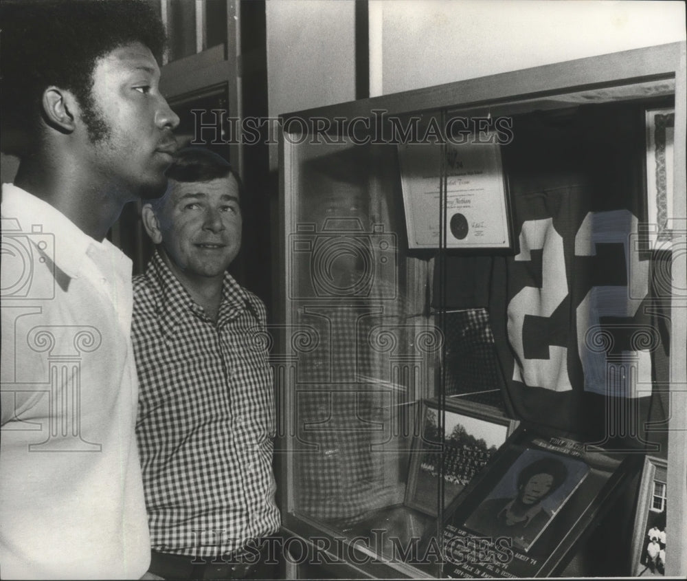 1975 Press Photo Woodlawn High Football Player Tony Nathan And Gerelds- Historic Images