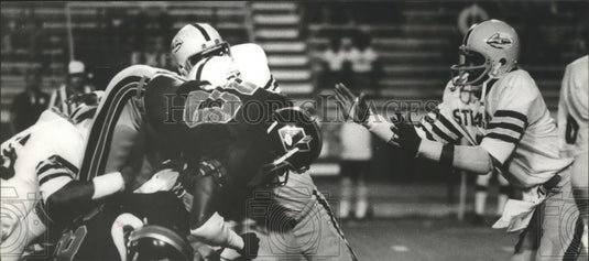 1979 Press Photo Birmingham Vulcans Football Defense Rushes Opposing Passer- Historic Images
