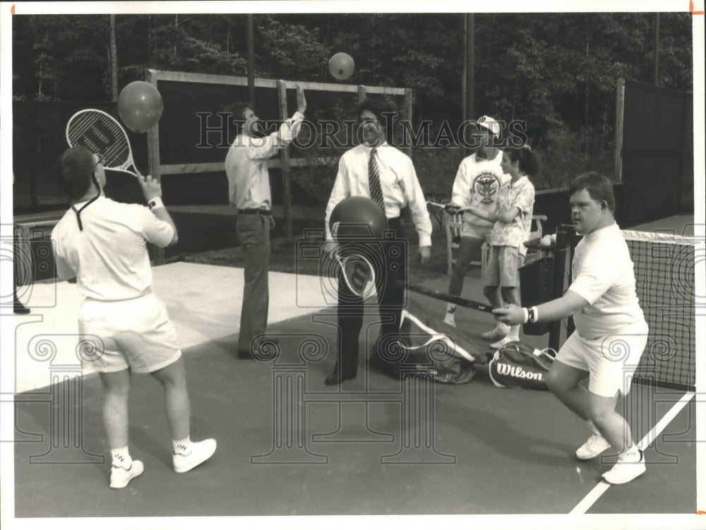 1990 Press Photo Special Olympic Tennis Helpers Robert Kennedy Jr, Bobby Shriver - Historic Images