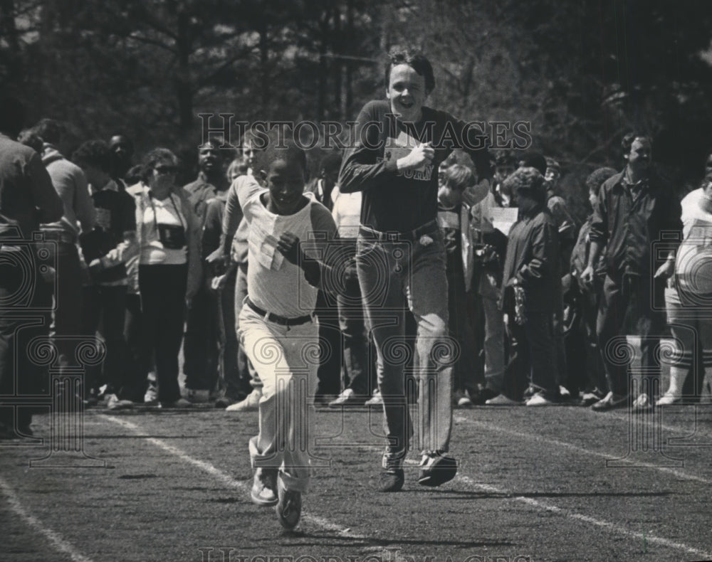 1983 Special Olympic Runners Brenard Gordon And Keith Ford Compete - Historic Images