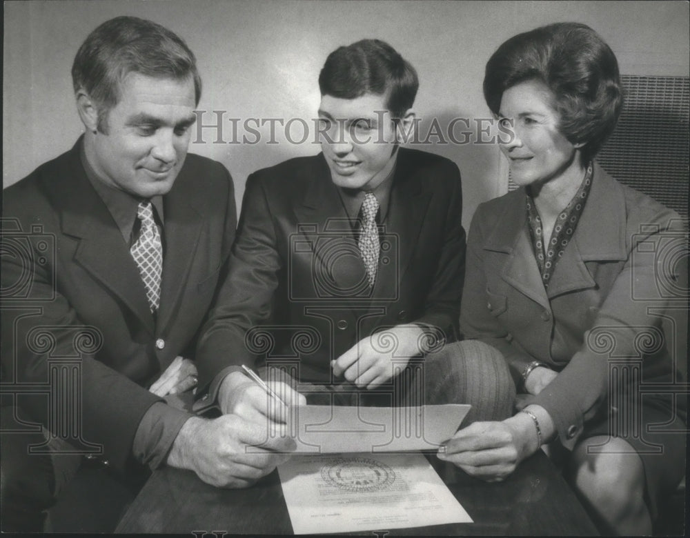 1970 Press Photo Georgia Tech Football Coach Carpenter, Banks&#39; Shields, Mother - Historic Images