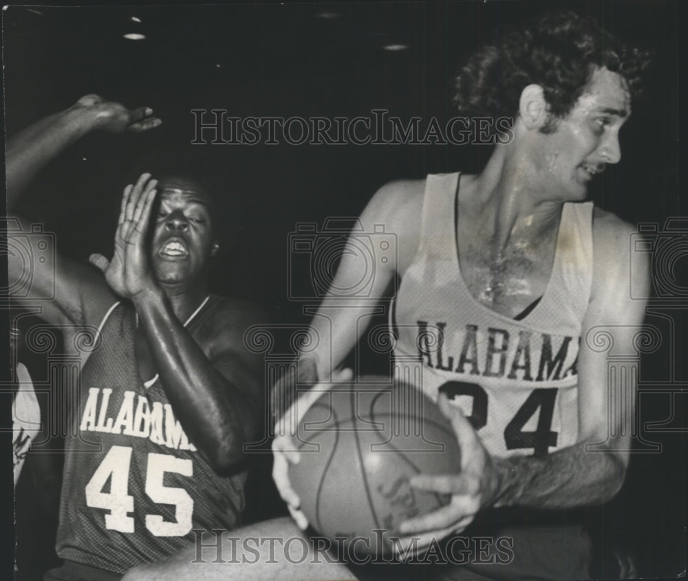 1977 Press Photo Alabama Basketball Players Richie Hood And Kelly Shy Scrimmage- Historic Images