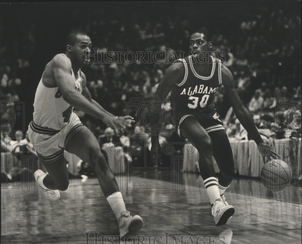 1985 Press Photo Georgia Basketball Player Runs after Alabama Player in Game- Historic Images