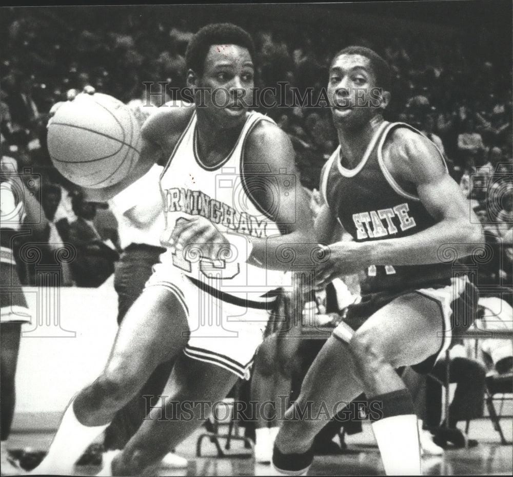 1978 Press Photo Alabama-Birmingham Guard George Jones Drives With Basketball - Historic Images