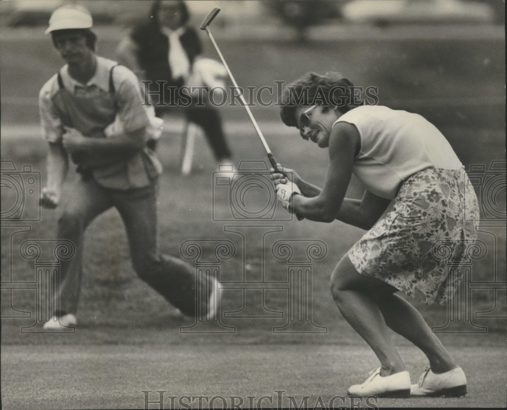 1972 Professional Golfer Jo Ann Prentice Gestures After Sinking Putt - Historic Images