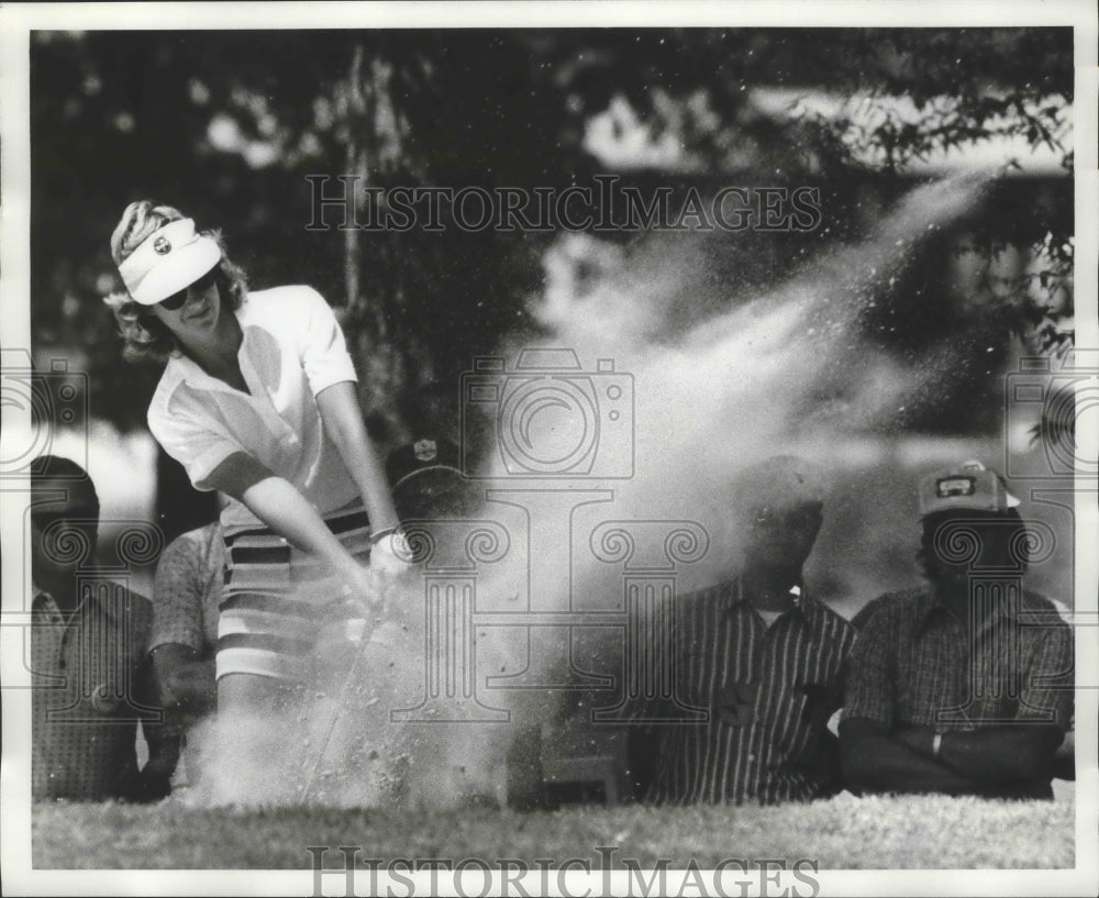 1974 Press Photo Professional Golfer Mary Miller Blasts Out Of A Sand Trap- Historic Images