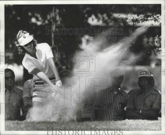 1974 Press Photo Professional Golfer Mary Miller Blasts Out Of A Sand Trap- Historic Images