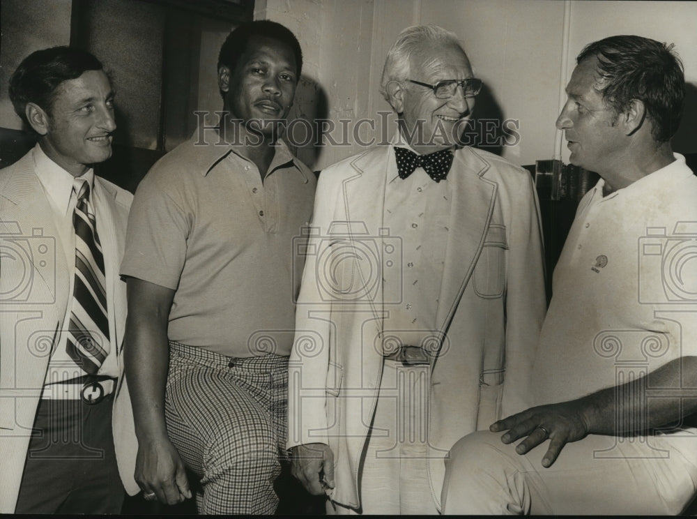 1976 Press Photo SEC Commissioner Cliff Harper with Others at Birmingham Clinic - Historic Images