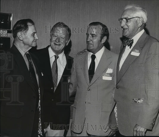 1977 Press Photo Cliff Harper, Art Hanes, Others, Panther Alumni at Event - Historic Images