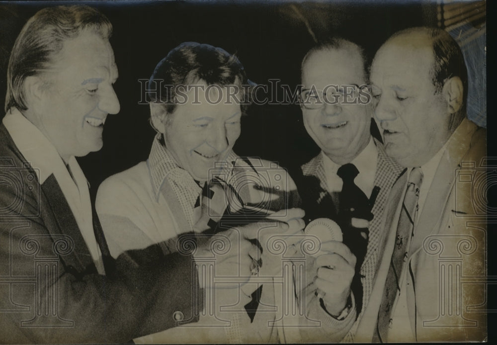 1975 Ralph Kiner points way for Entertainer Danny Kaye - Historic Images