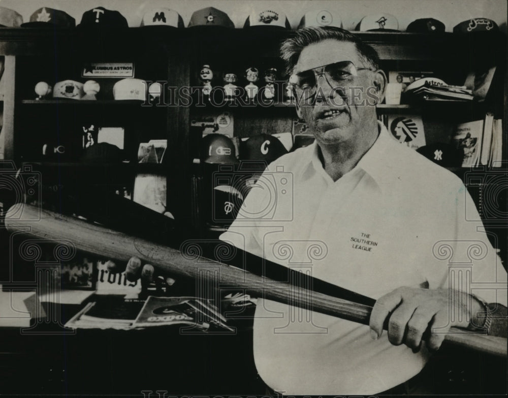 1986 Press Photo Bobby Bragan with Baseball Bat - abns05892 - Historic Images