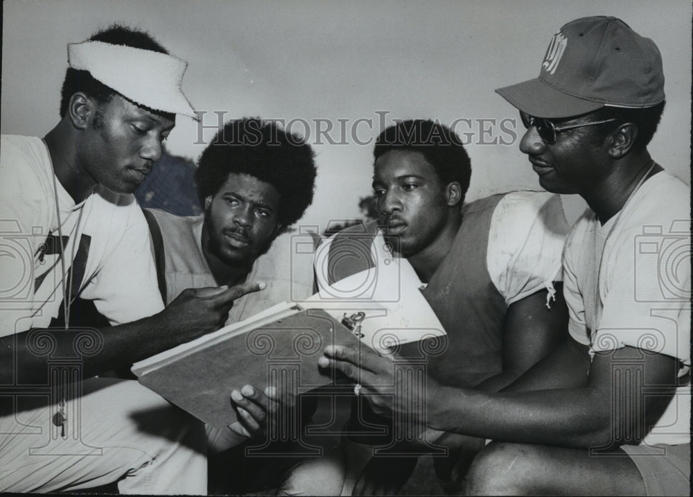 1973 Press Photo Football Jim Holifield with and Football Players - Historic Images